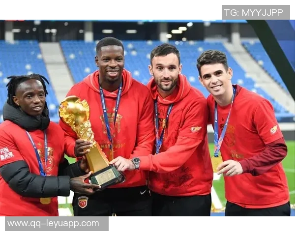 海港新闻官分享球队全家福穆斯卡特居中六名外援齐聚一堂 海港新闻官分享球队全家福穆斯卡特居中六名外援齐聚一堂